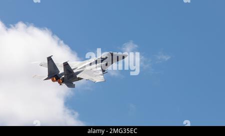 Un paio di F-15Cs, assegnato alla base della Guardia Nazionale aerea dell'Oregon 142nd Wing, Portland Air National Guard, eseguono diversi flybys all'Oregon International Airshow di McMinnville, Ore., 20 agosto 2022. La Guardia Nazionale dell'Oregon Air gestisce due ali di volo, una co-situata presso l'aeroporto internazionale di Portland, e la 173rd Fighter Wing, un'unità di addestramento F-15, si trova a Klamath Falls. Foto Stock