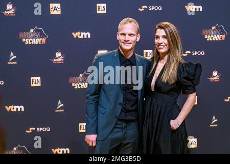 Anversa, Belgio. 25th Jan, 2023. L'allenatore capo dell'Unione Karel Geraerts e il partner hanno illustrato durante la 69 a edizione maschile della cerimonia Goldens Shoe Award e la 7 a edizione femminile. La scarpa d'oro, Gouden Schoen, Soulier Dor è un premio per il miglior giocatore di calcio del campionato belga di Jupiler Pro League durante l'anno 2022. Il premio femminile è per il miglior giocatore belga di 2022. Mercoledì 25 gennaio 2023 ad Anversa, BELGIO . PHOTO SPORTPIX | Credit: David Catry/Alamy Live News Foto Stock