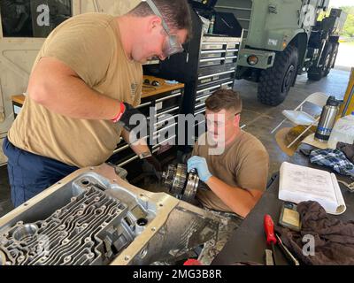 SANTA RITA, Guam (20 agosto 2022) Construction Mechanic 3rd Class Garrett Byrnes and Construction Mechanic Constructionman Cody vende, assegnato a Naval Mobile Construction Battalion (NMCB) 11, lavora insieme per ricostruire una trasmissione HMMWV, a Camp Covington, Naval base Guam, Santa Rita, Guam, Agosto 20, 2022. NMCB 11 è stato implementato in futuro per eseguire la costruzione, l'assistenza umanitaria e la cooperazione per la sicurezza teatrale negli Stati Uniti Sesto e settimo settore della flotta. Foto Stock