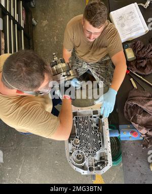 SANTA RITA, Guam (20 agosto 2022) Construction Mechanic 3rd Class Garrett Byrnes and Construction Mechanic Constructionman Cody vende, assegnato a Naval Mobile Construction Battalion (NMCB) 11, lavora insieme per ricostruire una trasmissione HMMWV, a Camp Covington, Naval base Guam, Santa Rita, Guam, Agosto 20, 2022. NMCB 11 è stato implementato in futuro per eseguire la costruzione, l'assistenza umanitaria e la cooperazione per la sicurezza teatrale negli Stati Uniti Sesto e settimo settore della flotta. Foto Stock