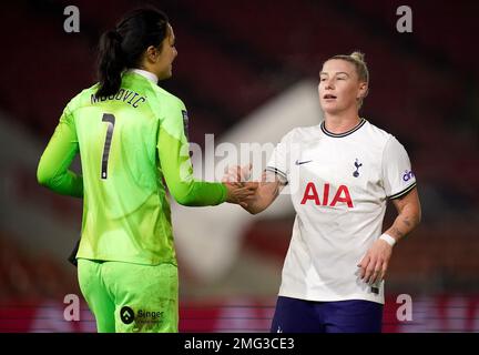 Il Bethany England (a destra) di Tottenham Hotspur e il portiere di Chelsea Zecira Musovic si stringono le mani a tempo pieno dopo la partita di finale della fa Women's Continental League Cup al Breyer Group Stadium, Londra. Data immagine: Mercoledì 25 gennaio 2023. Foto Stock