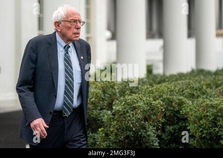 Il senatore indipendente del Vermont Bernie Sanders esce dalla West Wing a seguito di un incontro con il presidente Biden alla Casa Bianca a Washington, DC, USA, 25 gennaio 2023. Foto Stock