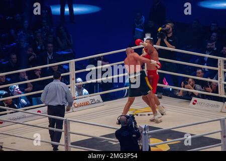 11-28-2015Dusseldorf, Germania. Wladimir Klitschko tiene la mano sinistra di Tyson Fury, ma Fury vuole colpire Klitschko con la mano destra Foto Stock