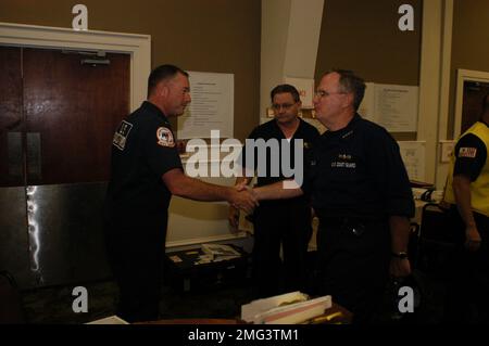 Visita all'ammiraglio Collins - 26-HK-3-26. L'ammiraglio Collins parla con l'USCG attivo in un edificio di tipo JFO. Uragano Katrina Foto Stock