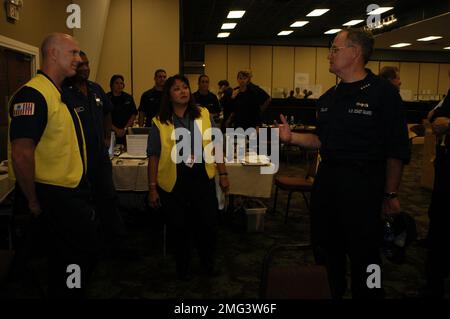 Visita all'ammiraglio Collins - 26-HK-3-32. L'ammiraglio Collins parla con l'USCG attivo in un edificio di tipo JFO. Uragano Katrina Foto Stock