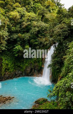 Cascata lungo il caratteristico Rio Celeste di colore turchese (fiume azzurro) nel Parco Nazionale del Vulcano Tenorio. Foto Stock