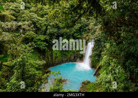 Cascata lungo il caratteristico Rio Celeste di colore turchese (fiume azzurro) nel Parco Nazionale del Vulcano Tenorio. Foto Stock