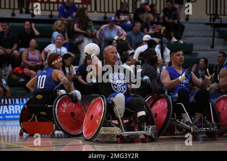 ORLANDO, Florida (21 agosto 2022) le forze aeree della squadra pratica il rugby della sedia a rotelle ai 2022 giochi del guerriero del DoD, 21 agosto 2022. I Warrior Games sono composti da oltre 200 membri del servizio feriti, malati e feriti e atleti veterani, che si sfidano in 12 eventi sportivi adattivi dal 19 al 28 agosto 2022 presso il complesso ESPN Wide World of Sports di Disney a Lake Buena Vista, Florida. Foto Stock