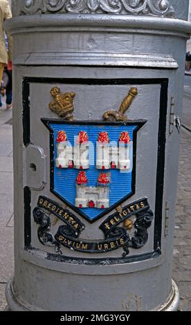 Lampione in rilievo e dipinto a Dublino, centro città, Eire, Irlanda - Obedientia civium Urbis Felicitas Foto Stock