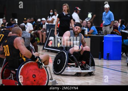 ORLANDO, Florida (21 agosto 2022) Team Army gioca a Team SOCOM in carrozzina rugby ai DoD Warrior Games del 2022, 21 agosto 2022. I Warrior Games sono composti da oltre 200 membri del servizio feriti, malati e feriti e atleti veterani, che si sfidano in 12 eventi sportivi adattivi dal 19 al 28 agosto 2022 presso il complesso ESPN Wide World of Sports di Disney a Lake Buena Vista, Florida. Foto Stock