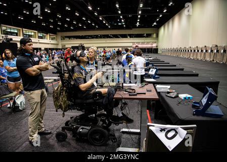 ORLANDO, Florida (21 agosto 2022) il CPT dell'esercito Luis Avila compete nel tiro durante i 2022 Giochi del Guerriero del DoD, il 21 agosto 2022. I Warrior Games sono composti da oltre 200 membri del servizio feriti, malati e feriti e atleti veterani, che si sfidano in 12 eventi sportivi adattivi dal 19 al 28 agosto 2022 presso l'ESPN Wide World of Sports Complex di Orlando, Florida. Foto Stock