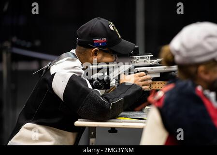 ORLANDO, Florida (21 agosto 2022) un atleta dell'esercito compete nel tiro durante i 2022 DoD Warrior Games, il 21 agosto 2022. I Warrior Games sono composti da oltre 200 membri del servizio feriti, malati e feriti e atleti veterani, che si sfidano in 12 eventi sportivi adattivi dal 19 al 28 agosto 2022 presso l'ESPN Wide World of Sports Complex di Orlando, Florida. Foto Stock