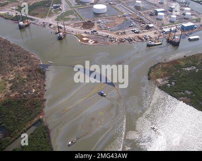 Overflight - Potter - Port Fourchon - 26-HK-210-5. Lat/Long: 29 06,378N, 90 12,108W; recupero di una fuoriuscita di petrolio non scavata. Uragano Katrina Foto Stock