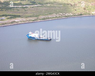 Overflight - Potter - Port Fourchon - 26-HK-210-9. Lat/Long: 29 05,858, 90 13,091; RMS Pegasus, non sembra essere collegato a terra. Uragano Katrina Foto Stock