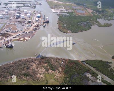 Overflight - Potter - Port Fourchon - 26-HK-210-4. Lat/Long: 29 06,378N, 90 12,108W; recupero di una fuoriuscita di petrolio non scavata. Uragano Katrina Foto Stock