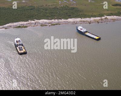 Overflight - Potter - Port Fourchon - 26-HK-210-14. Lat/Long: 29 08,276, 90 13,219; due barche con equipaggio senza danni apparenti. Uragano Katrina Foto Stock
