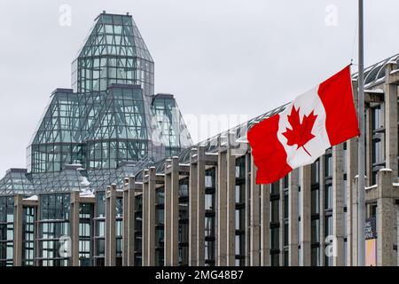 Ottawa, Canada - 23 gennaio 2023: Galleria Nazionale del Canada con bandiera canadese Foto Stock