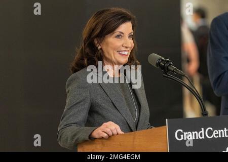 Il governatore Hochul fa le sue osservazioni dopo essere arrivato al Grand Central Madison su un treno inaugurale. La stazione Grand Central Madison è collegata al Grand Central Terminal e Long Island Rail Road è ora collegata alla Metro-North. Il treno inaugurale parte dalla stazione Jamaica in 21 minuti. (Foto di Lev Radin/Pacific Press) Foto Stock