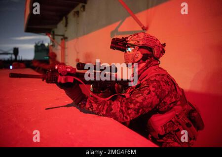 Fort Eustis, Virginia, Stati Uniti. 13th Jan, 2023. STATI UNITI Nelson Sanchez, un nativo di Orlando, Florida e un marksman designato con il Battalion Landing Team 1/6, 26th Marine Expeditionary Unit (MEU) stabilisce la sicurezza durante un corso Visit, Board, Search and Ciliquure (VBSS) a Fort Eustis, Virginia, gennaio. 13, 2023. Il corso VBSS è stato progettato dal gruppo di formazione per le operazioni di spedizione per formare MSPF, BLT 1/6, e supportare gli abilitatori della Marine Air Ground Task Force per condurre operazioni di intercettazione marittima in preparazione al gruppo pronto per l'anfibio/Marine Expeditionar Foto Stock