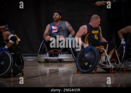 ORLANDO, Florida (21 agosto 2022) i team SOCOM e Team Army si sfidano nel rugby su sedia a rotelle ai DoD Warrior Games del 2022, 21 agosto 2022. I Warrior Games sono composti da oltre 200 membri del servizio feriti, malati e feriti e atleti veterani, che si sfidano in 12 eventi sportivi adattivi dal 19 al 28 agosto 2022 presso il complesso ESPN Wide World of Sports di Disney a Lake Buena Vista, Florida. Foto Stock