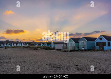 Hengistbury Head Mudeford spit Beach Huts durante il tramonto dell'ora d'oro, Hengistbury Head, Christchurch, Dorset, Inghilterra, REGNO UNITO Foto Stock