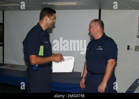 Vice ammiraglio Thad Allen e Capitano Bruce Jones - 26-HK-13-8. VADM Thad Allen in sala conferenze tipo JOC. Uragano Katrina Foto Stock