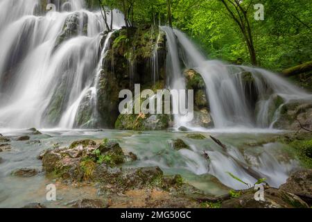 Cascata maestosa colorata nel parco nazionale foresta durante l'autunno, panorama Foto Stock