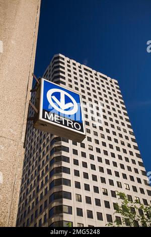 Cartello d'ingresso alla stazione della metropolitana di Montreal attaccato al lato dell'edificio nel centro di Montreal, Quebec, Canada. Foto Stock