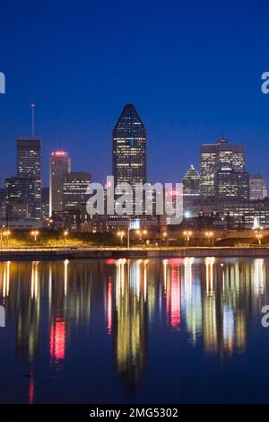 Lo skyline di Montreal si riflette nel bacino di Peel all'alba della primavera, Quebec, Canada. Foto Stock