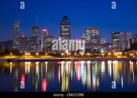 Lo skyline di Montreal si riflette nel bacino di Peel all'alba della primavera, Quebec, Canada. Foto Stock