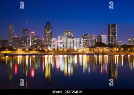 Lo skyline di Montreal si riflette nel bacino di Peel all'alba della primavera, Quebec, Canada. Foto Stock