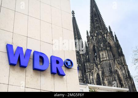 Colonia, Germania, gennaio 23 2022: Il logo della wdr sulla costruzione della Colonia di radiodiffusione della Germania occidentale con la cattedrale sullo sfondo Foto Stock