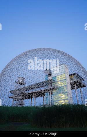 Il museo della Biosfera all'alba al parco Jean-Drapeau sulla Ile Sainte-Helene, Montreal, Quebec, Canada. Foto Stock