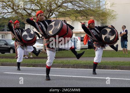 I batteristi Odaiko con Jaagaru EISA Group si esibiscono in una marcia EISA su Camp Foster, Okinawa, Giappone, 21 agosto 2022. Originario di Okinawa, l'EISA iniziò come una danza tradizionale eseguita dai monaci buddisti giapponesi per onorare gli spiriti dei loro antenati. Da allora, EISA si è evoluta in una forma di intrattenimento moderno comunemente eseguito durante il Festival di Obon nei mesi estivi. Foto Stock