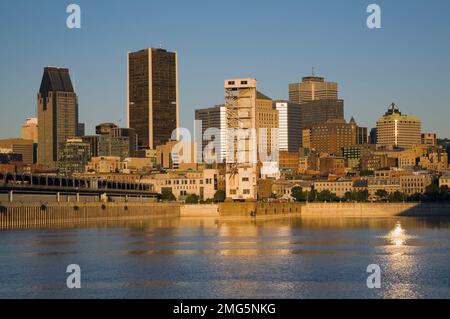 Skyline di Montreal e vecchio porto all'alba d'estate, Quebec, Canada. Foto Stock