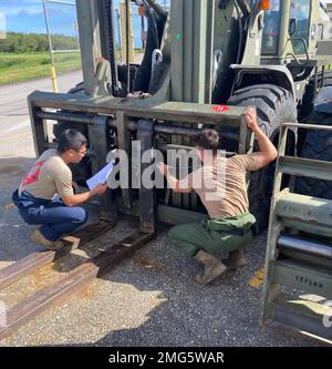 SANTA RITA, Guam (21 agosto 2022) Construction Mechanic 3rd Class Ricky Wu e Construction Mechanic 3rd Class Austen Rothstein, assegnati al Naval Mobile Construction Battalion (NMCB) 11, eseguire la manutenzione di base e le riparazioni su un carrello elevatore a forche 12K a Camp Covington, base navale Guam, Santa Rita, Guam, agosto 21, 2022. NMCB 11 è stato implementato in futuro per eseguire la costruzione, l'assistenza umanitaria e la cooperazione per la sicurezza teatrale negli Stati Uniti Sesto e settimo settore della flotta. Foto Stock