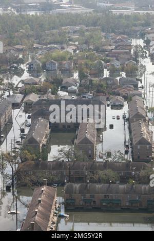 Aftermath - Aerial - 26-HK-296-226. Uragano Katrina Foto Stock