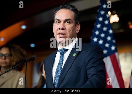 Washington, Stati Uniti. 25th Jan, 2023. STATI UNITI Il rappresentante Pete Aguilar (D-CA) che parla a una conferenza stampa della House Democratic Caucus Leadership negli Stati Uniti Capitol. Credit: SOPA Images Limited/Alamy Live News Foto Stock