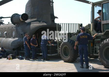 Aeromobili - elicottero Chinook - 26-HK-52-13. Personale con veicolo militare carico elicottero Chinook. Uragano Katrina Foto Stock