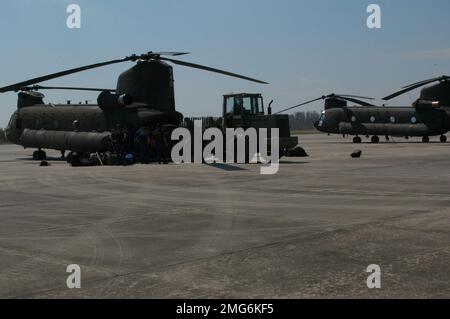 Aeromobili - elicottero Chinook - 26-HK-52-11. Elicotteri Chinook, personale e veicolo militare sulla linea di volo. Uragano Katrina Foto Stock