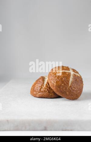 Vista dall'alto delle focacce di Pretzel su un vassoio di marmo, del laugenbroetchen tedesco su un vassoio di marmo Foto Stock