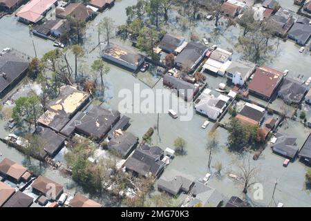 Conseguenze - inondazioni - varie - 26-HK-36-23. ripresa aerea di case danneggiate in quartiere allagato. Uragano Katrina Foto Stock