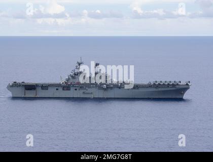 220822-N-TT639-2185 MARE DELLE FILIPPINE (22 agosto 2022) il vettore d'assalto anfibio USS Tripoli (LHA 7) naviga attraverso il Mare delle Filippine, 22 2022 agosto. Tripoli opera nell'area delle operazioni della flotta 7th degli Stati Uniti per migliorare l'interoperabilità con alleati e partner e fungere da pronta forza di risposta per difendere la pace e mantenere la stabilità nella regione dell'Indo-Pacifico. Foto Stock