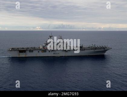 220822-N-TT639-1158 MARE DELLE FILIPPINE (22 agosto 2022) il vettore d'assalto anfibio USS Tripoli (LHA 7) naviga attraverso il Mare delle Filippine, 22 2022 agosto. Tripoli opera nell'area delle operazioni della flotta 7th degli Stati Uniti per migliorare l'interoperabilità con alleati e partner e fungere da pronta forza di risposta per difendere la pace e mantenere la stabilità nella regione dell'Indo-Pacifico. Foto Stock