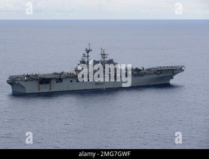 220822-N-TT639-2090 MARE DELLE FILIPPINE (22 agosto 2022) il vettore d'assalto anfibio USS Tripoli (LHA 7) naviga attraverso il Mare delle Filippine, 22 2022 agosto. Tripoli opera nell'area delle operazioni della flotta 7th degli Stati Uniti per migliorare l'interoperabilità con alleati e partner e fungere da pronta forza di risposta per difendere la pace e mantenere la stabilità nella regione dell'Indo-Pacifico. Foto Stock
