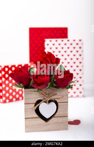 Scatole regalo bianche e rosse con rose rosse, modello di biglietto di auguri per San Valentino o la mamma Foto Stock