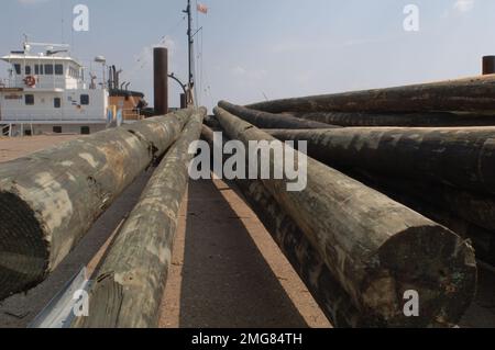 Ausili alle operazioni di navigazione - 26-HK-63-53. Pilings sul lungomare--ATON ops2. Uragano Katrina Foto Stock