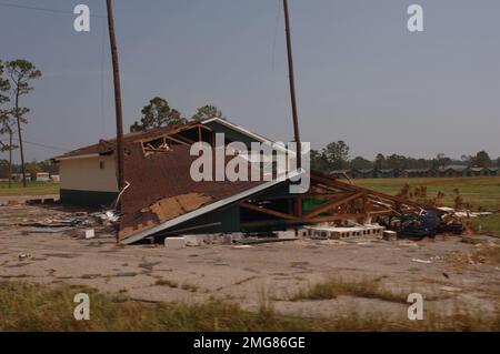 Ausili alle operazioni di navigazione - 26-HK-63-32. edificio crollato. Uragano Katrina Foto Stock