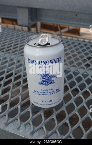 Ausili alle operazioni di navigazione - 26-HK-63-2. Lattina di acqua potabile donata da Anheuser-Busch. Uragano Katrina Foto Stock