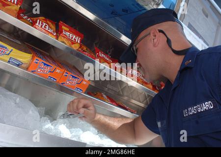 Ausili alle operazioni di navigazione - 26-HK-63-8. Coast Guardsman ottenere ghiaccio dal negozio. Uragano Katrina Foto Stock